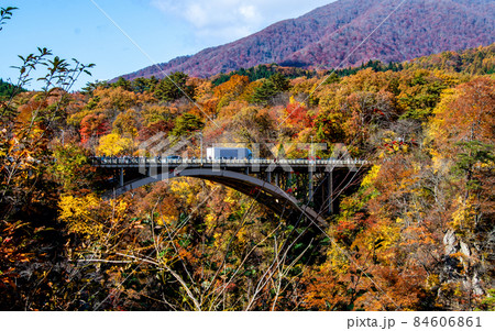 栗駒国定公園 鳴子峡の紅葉と大深沢橋レストハウスの展望デッキから 栗駒国定公園 鳴子峡の紅葉と大深沢橋レストハウスの展望デッキから 84606861