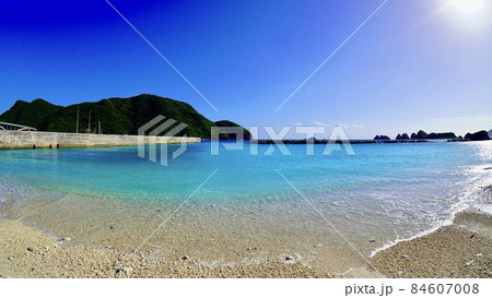沖縄県阿嘉島の前浜ビーチから写した海の風景 沖縄県阿嘉島の前浜ビーチから写した海の風景 84607008