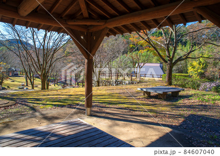 小平の里　親水公園　東屋からの眺め　紅葉の季節　秋の風景 84607040