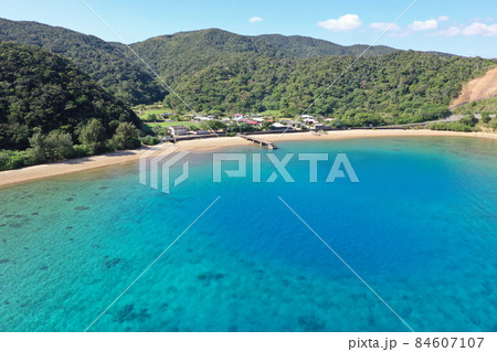加計呂麻島の諸数集落の海岸の空撮 84607107