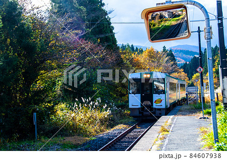 JR陸羽東線 中山平温泉駅に到着する上りワンマンカー JR陸羽東線 中山平温泉駅に到着する上りワンマンカー 84607938