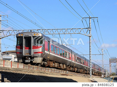 西宮市内を走る特急はまかぜ 84608125