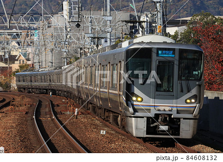 さくら夙川を通過する225系新快速 84608132