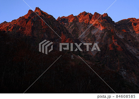 モルゲンロート・谷川岳一ノ倉沢の絶景 モルゲンロート・谷川岳一ノ倉沢の絶景 84608585