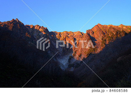 モルゲンロート・谷川岳一ノ倉沢の絶景 モルゲンロート・谷川岳一ノ倉沢の絶景 84608586