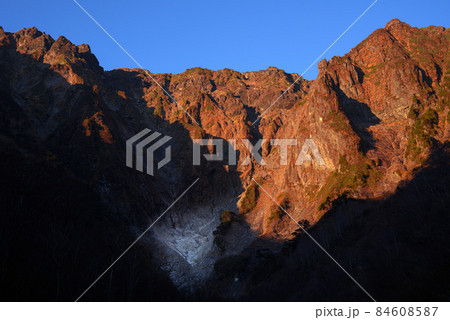 モルゲンロート・谷川岳一ノ倉沢の絶景 モルゲンロート・谷川岳一ノ倉沢の絶景 84608587
