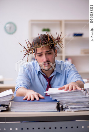 Young male employee wearing prickly wreath on head 84608801