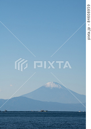 和田長浜海岸から相模湾越しに望む富士山　 84608959