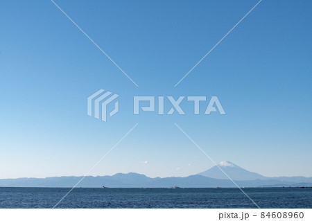 和田長浜海岸から相模湾越しに望む富士山　 84608960