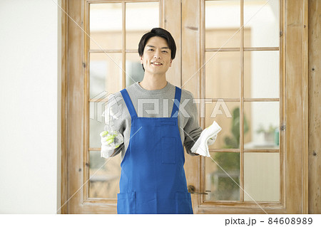 ハウスクリーニング　若い男性 84608989