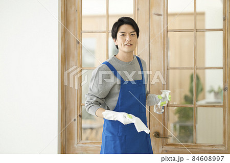ハウスクリーニング 若い男性 ハウスクリーニング 若い男性 84608997