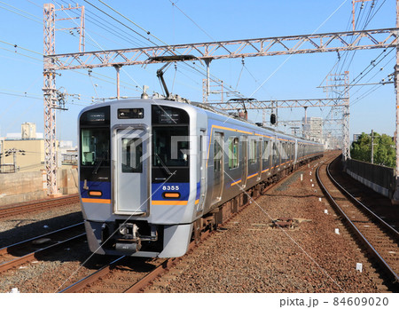 南海　粉浜駅を通過する8300系 84609020