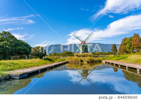 岐阜県海津市　紅葉とオランダ風の風車が美しい秋のアクアワールド水郷パークセンター 84609600