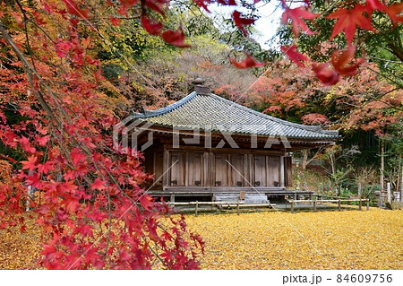秋の富貴寺大堂　 84609756