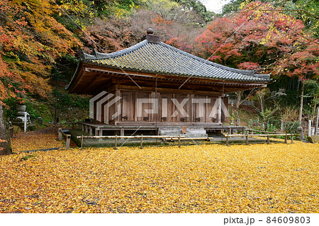 秋の富貴寺大堂　 84609803