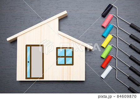 外壁塗装工事(住宅とカラフルなローラー) 84609870