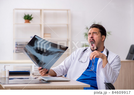 Young male doctor radiologist working in the clinic 84609917