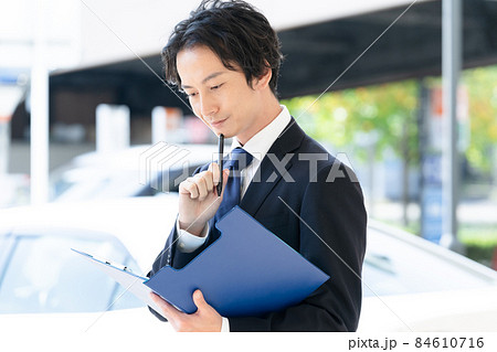 車とスーツ姿の男性 84610716