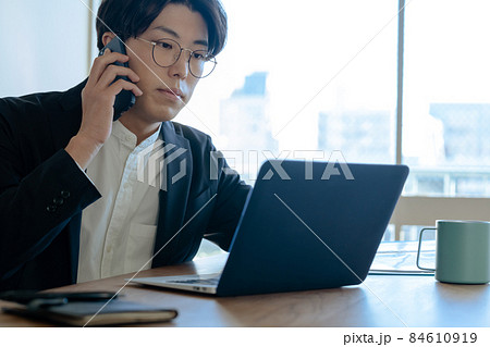 セキュリティ対策に悩む男性 セキュリティ対策に悩む男性 84610919
