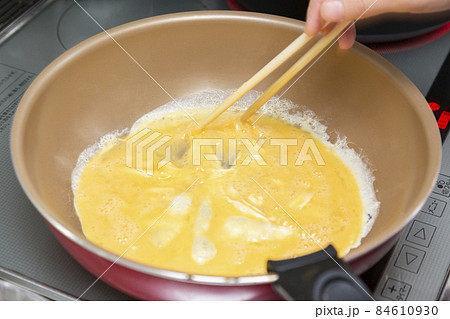 薄焼き卵をフライパンで焼く 84610930