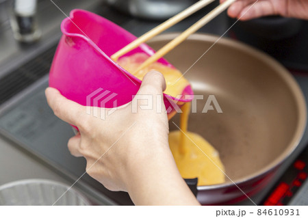 卵料理を作る女性の手元 84610931