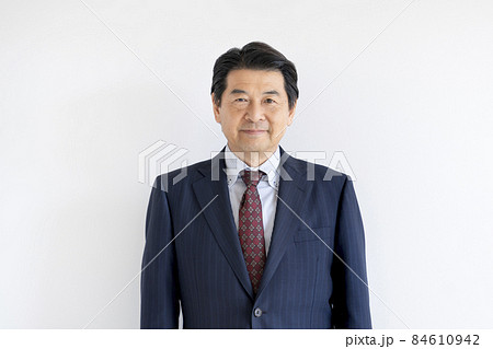 カメラ目線で笑顔の60代のビジネスマン 84610942