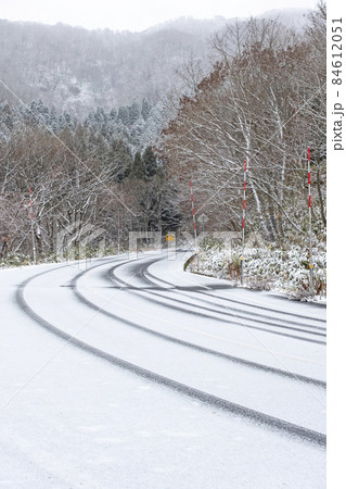 雪道・アイスバーン(大山鏡ヶ成付近) 雪道・アイスバーン(大山鏡ヶ成付近) 84612051