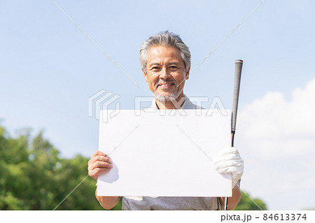 ゴルフをするシニア男性　ホワイトボード 84613374