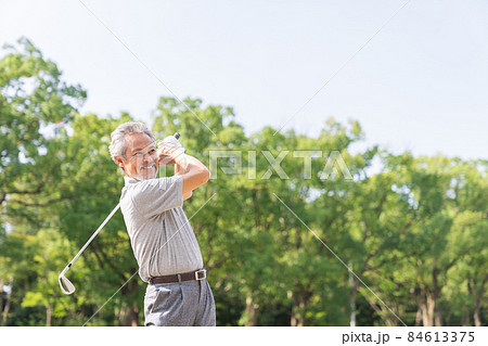 ゴルフをするシニア男性 84613375