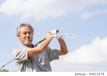 ゴルフをするシニア男性 84613378