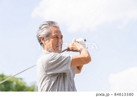 ゴルフをするシニア男性 ゴルフをするシニア男性 84613380