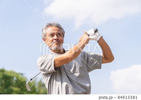 ゴルフをするシニア男性 ゴルフをするシニア男性 84613381