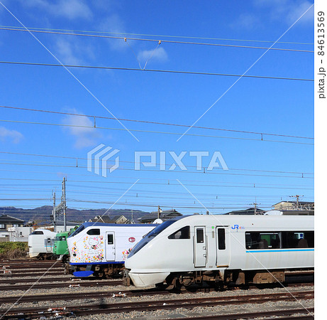 向日町の車両基地に並ぶ電車 84613569