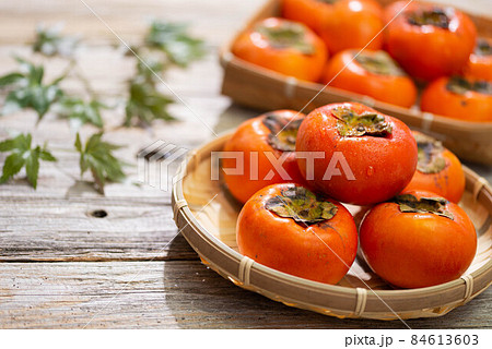 とっても甘い秋の味覚 柿 84613603