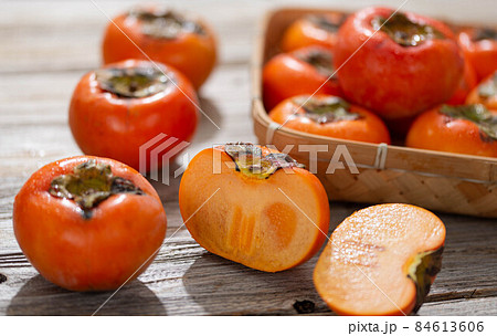 とっても甘い秋の味覚 柿 84613606