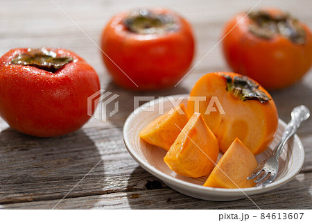 とっても甘い秋の味覚 柿 84613607