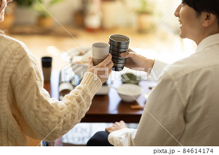 おでんを食べるカップル 84614174