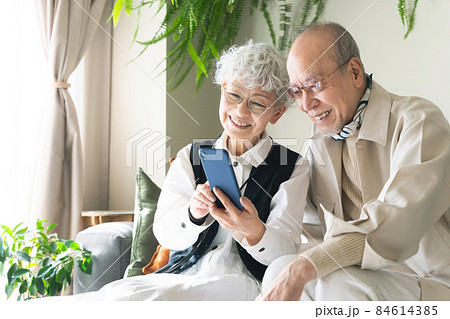 スマートフォンを使うシニアカップル 84614385