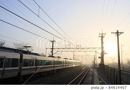 霧の朝 相野駅を発車する223系電車 霧の朝 相野駅を発車する223系電車 84614407