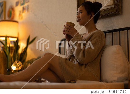 部屋でくつろぐ可愛い女性 84614712