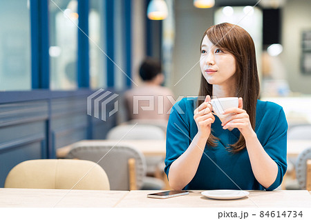 女性　カフェ　ティータイム　撮影協力：Creadisce（丸善雄松堂株式会社） 84614734