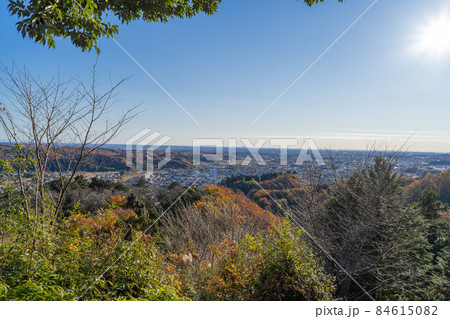 世界無名戦士の墓付近の登山道から見た景色(埼玉県越生町の大高取山) 世界無名戦士の墓付近の登山道から見た景色(埼玉県越生町の大高取山) 84615082