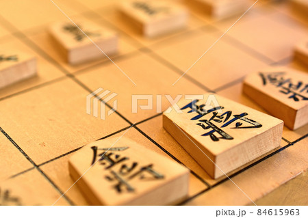 将棋盤と王将と金将をアップにした将棋の駒 将棋盤と王将と金将をアップにした将棋の駒 84615963