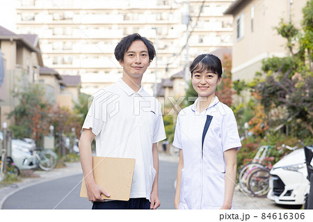 住宅街に立つ医療従事者 84616306