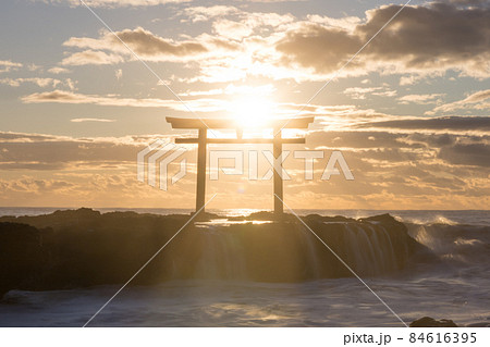日の出による御光がさす神磯の鳥居 日の出による御光がさす神磯の鳥居 84616395