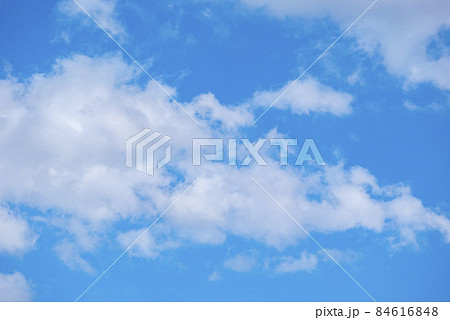 晴天の青空に漂う雲 晴天の青空に漂う雲 84616848