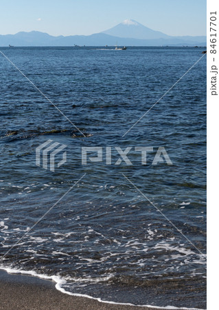 和田長浜海岸から相模湾越しに望む富士山　 84617701