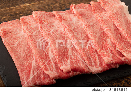 牛肩ロースすき焼き肉　(国産黒毛和牛) 84618615