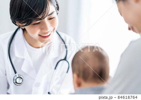 小児科で診察を受ける赤ちゃん 84618764