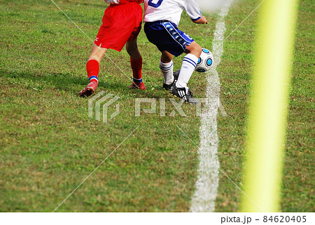 少年サッカーライン際をせめぎ合う 84620405